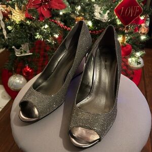 Silver BANDOLINO DRESS TUFFLOVE WEDGES. Size 11M. Perfect holidays and events!